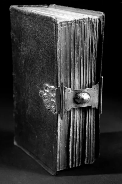 Eski İncil siyah - bw — Stok fotoğraf