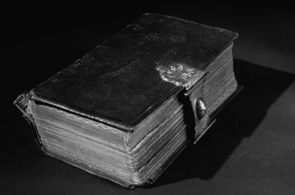 Old Bible on Black - BW — Stock Photo, Image