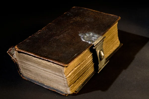 Velha Bíblia sobre Preto — Fotografia de Stock