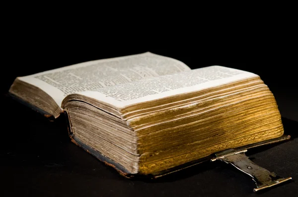 Gamla Bibeln på svart — Stockfoto
