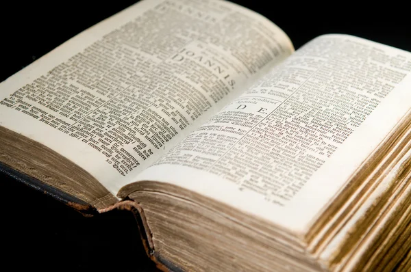 Alte Bibel auf schwarz — Stockfoto