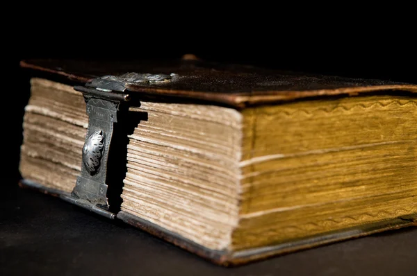 Vecchia Bibbia su Nero — Foto Stock