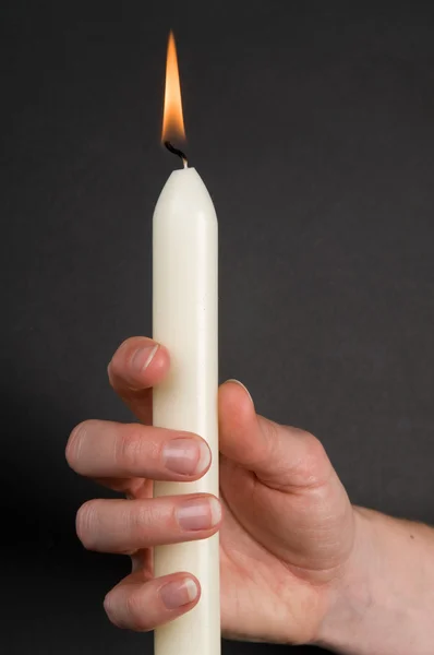 Sosteniendo una vela — Foto de Stock