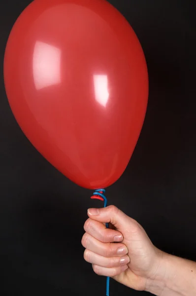 Die Hand einer Frau hält einen Luftballon — Stockfoto