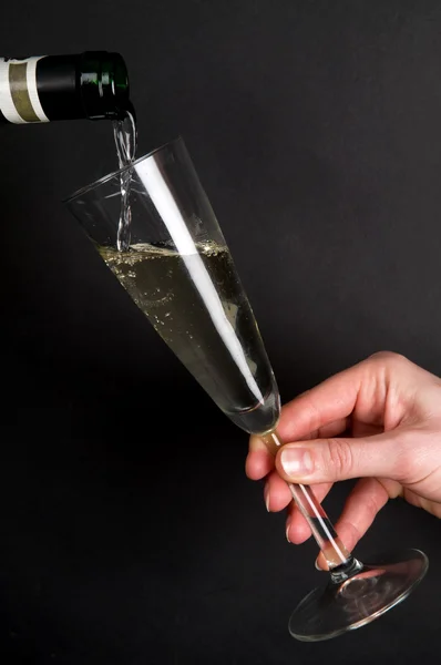 Vullen van een glas champagne — Stockfoto