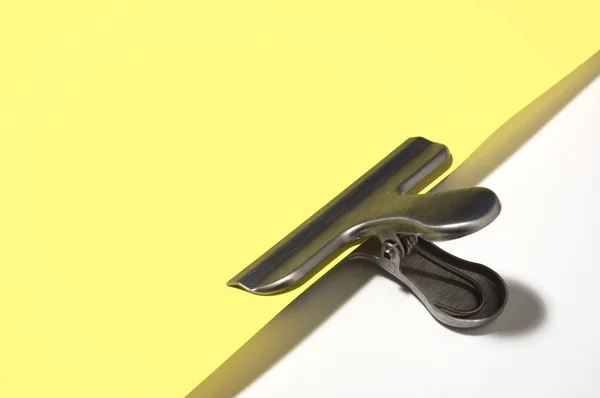 Metalen paperclip op geel papier — Stok fotoğraf