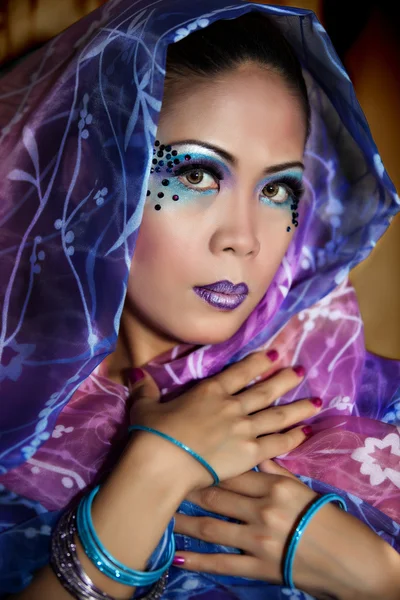 漂亮亚洲女人穿着色彩鲜艳的面纱 — 图库照片