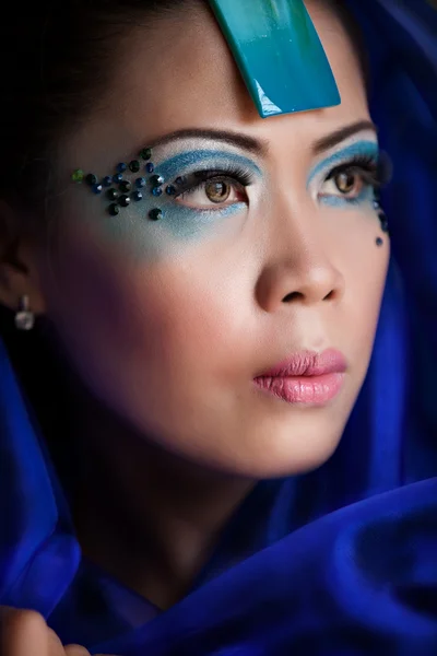 Bela ásia mulher no azul véu — Fotografia de Stock