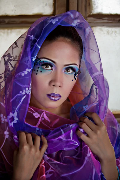 亚洲女人穿着色彩鲜艳的面纱 — 图库照片