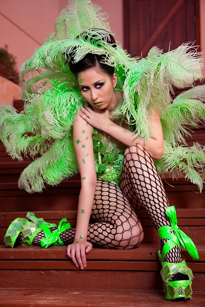 Mujer vistiendo traje de pluma verde — Foto de Stock