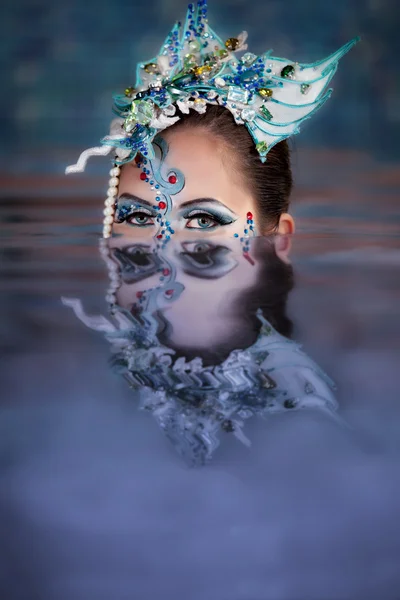 Cabeza de hembra y reflejo del agua — Foto de Stock