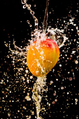 Mango splash su üzerinde