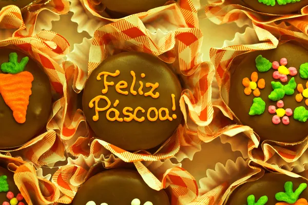 Шоколад с Пасхой написан на португальском языке — стоковое фото