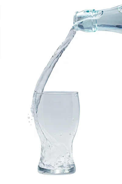 Bottiglia d'acqua che cade in vetro isolato su fondo bianco — Foto Stock