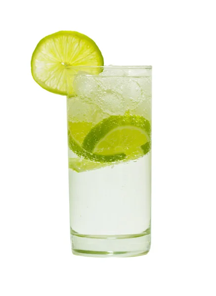 Glas vatten med gas och citron isolerad på vit bakgrund — Stockfoto