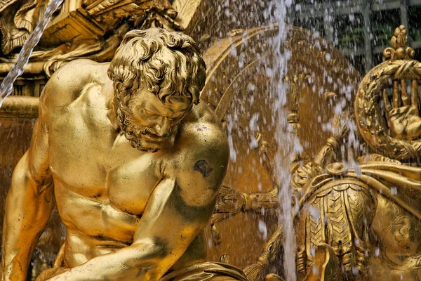 Fontaine dans le parc de Versailles — Photo