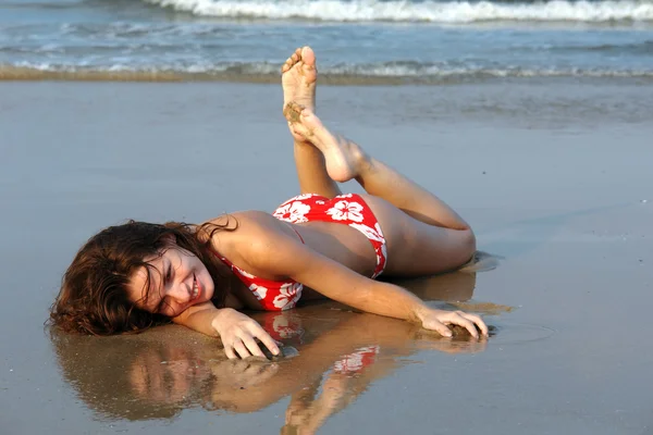 Fată frumoasă pe plajă — Fotografie, imagine de stoc
