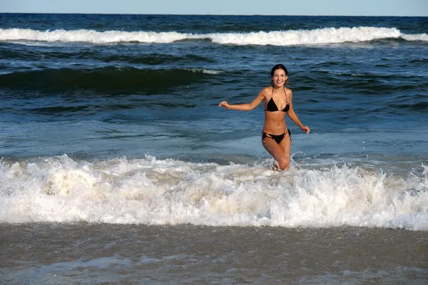 Beautiful girl on the beach — Stock Photo, Image
