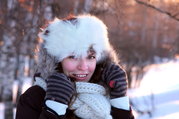 Giovane donna in abbigliamento invernale — Foto Stock