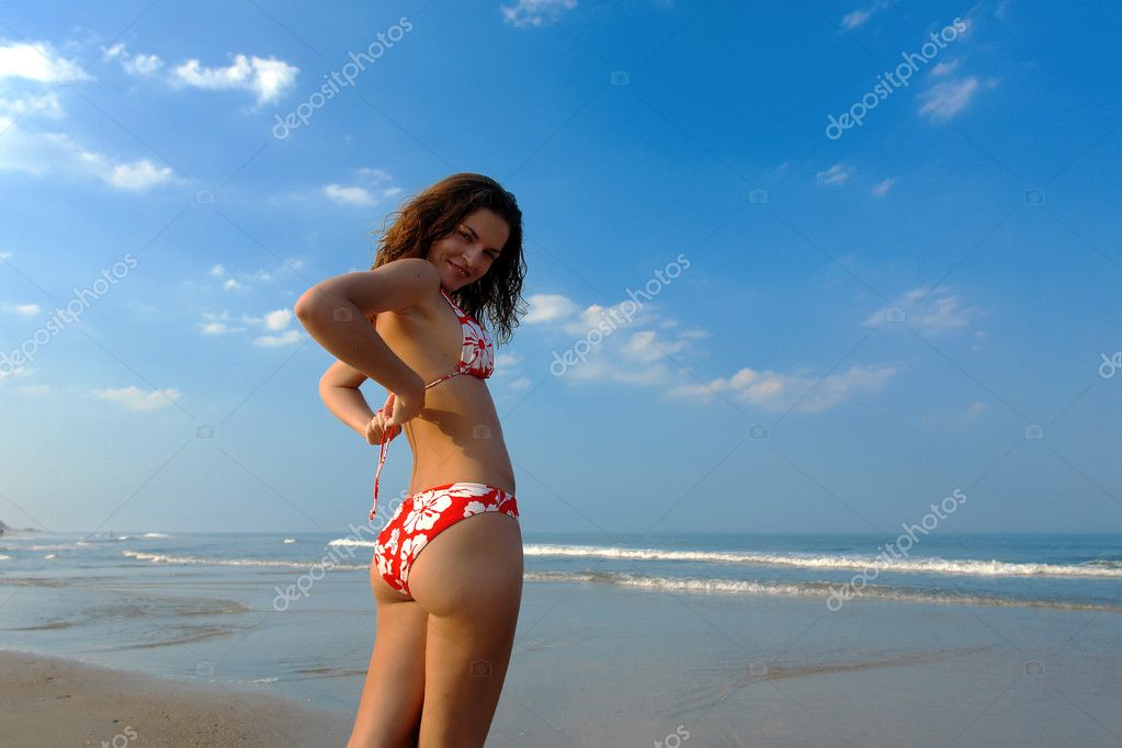 Belle Fille Sur La Plage Photographie Sborisov 5933716