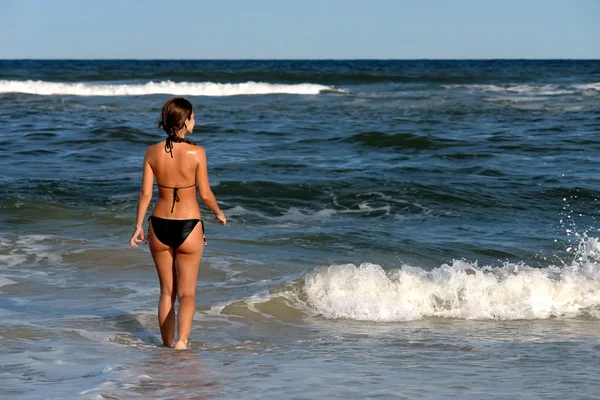 Femeie tânără pe plajă — Fotografie, imagine de stoc