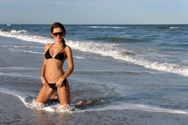 Jeune femme sur la plage — Photo