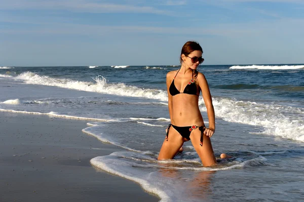 Jeune femme sur la plage — Photo