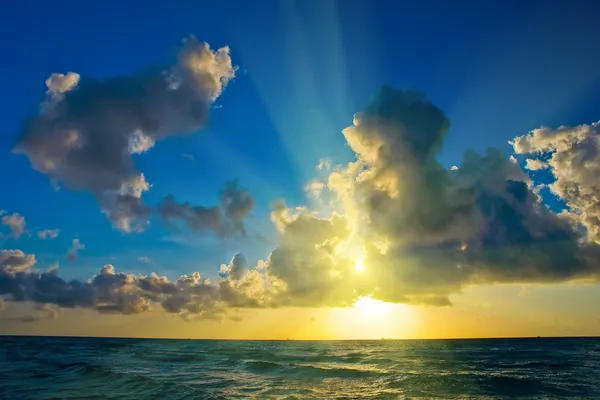 Ανατολή του ηλίου πάνω από τον Ατλαντικό Ωκεανό — Φωτογραφία Αρχείου