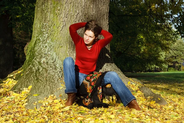 Νεαρή γυναίκα στο πάρκο φθινόπωρο — Φωτογραφία Αρχείου