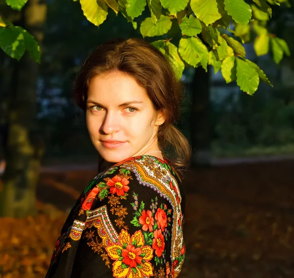 Молодая женщина в осеннем парке — стоковое фото