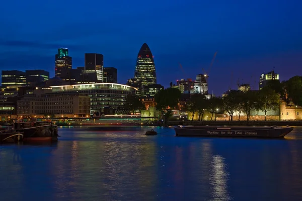 De skyline van de stad van Londen bij nacht — Stockfoto