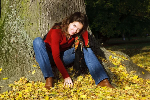 Νεαρή γυναίκα στο πάρκο φθινόπωρο — Φωτογραφία Αρχείου