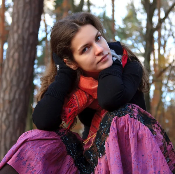 Fiatal nő az őszi parkban — Stock Fotó