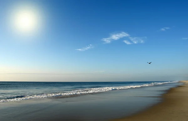 Strand bij zonsopgang — Stockfoto