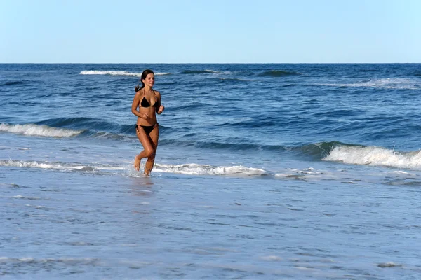 Fata pe plaja — Fotografie, imagine de stoc