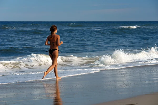 Fata pe plaja — Fotografie, imagine de stoc