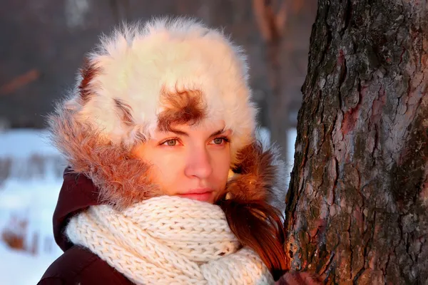 Κρατώ περισσότερο νεαρή γυναίκα το χειμώνα — Φωτογραφία Αρχείου
