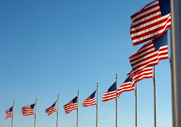 US-Flaggen in der Nähe von Washington-Denkmal — Stockfoto