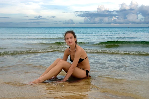 ビーチにいる若い女性は — ストック写真
