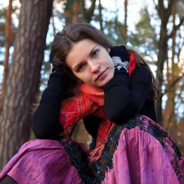 Jovem mulher no parque de outono — Fotografia de Stock
