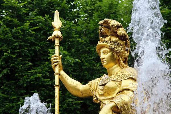 Szökőkút a Versailles-i parkban — Stock Fotó