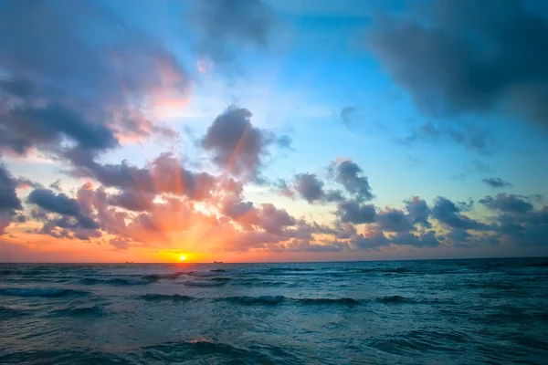 Východ slunce nad oceánem — Stock fotografie