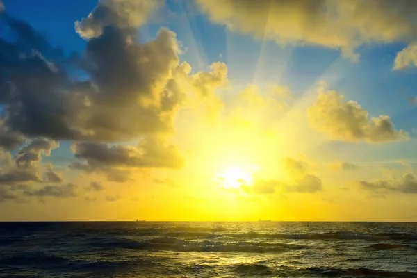 Nascer do sol sobre o oceano — Fotografia de Stock