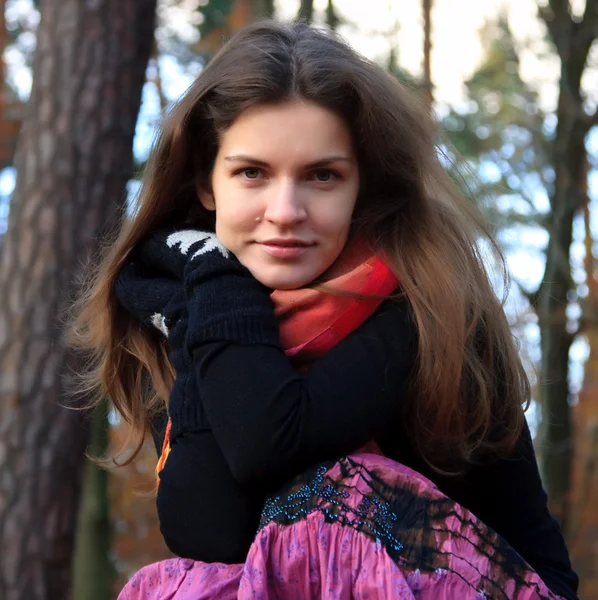 Jonge vrouw in herfst park Rechtenvrije Stockafbeeldingen