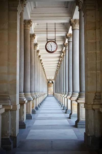古典风格柱廊罗维 — 图库照片