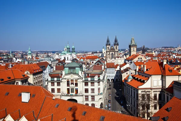 赤い屋根の古い町のプラハ — ストック写真