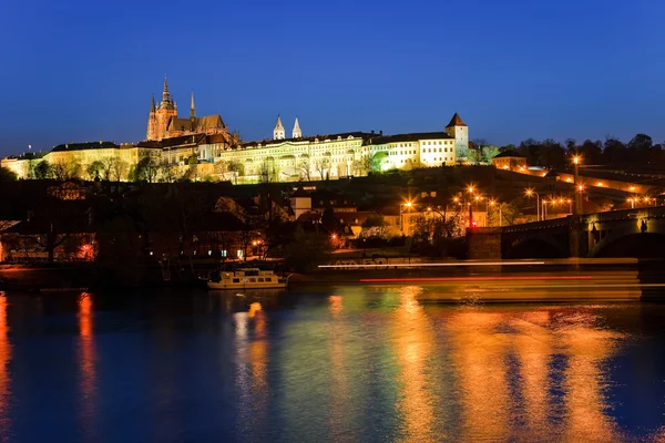 Prags slott på natten — Stockfoto