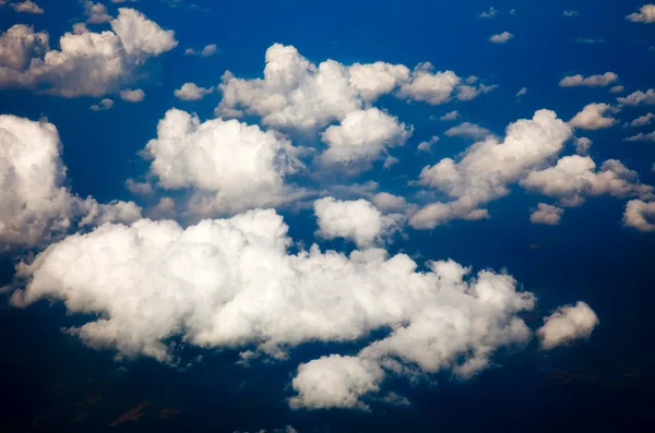 Σύννεφα σε φόντο μπλε ουρανού — Φωτογραφία Αρχείου