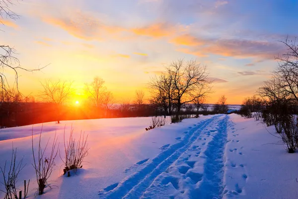 Beau coucher de soleil à la campagne en hiver — Photo