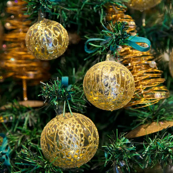 Χριστουγεννιάτικες μπάλες στο χριστουγεννιάτικο δέντρο — Φωτογραφία Αρχείου